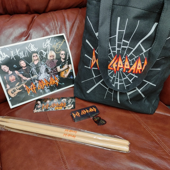 DEF LEPPARD SIGNED BAND PHOTO & VIP MEMORABILIA 2015 MIRRORBALL - Picture 5 of 13